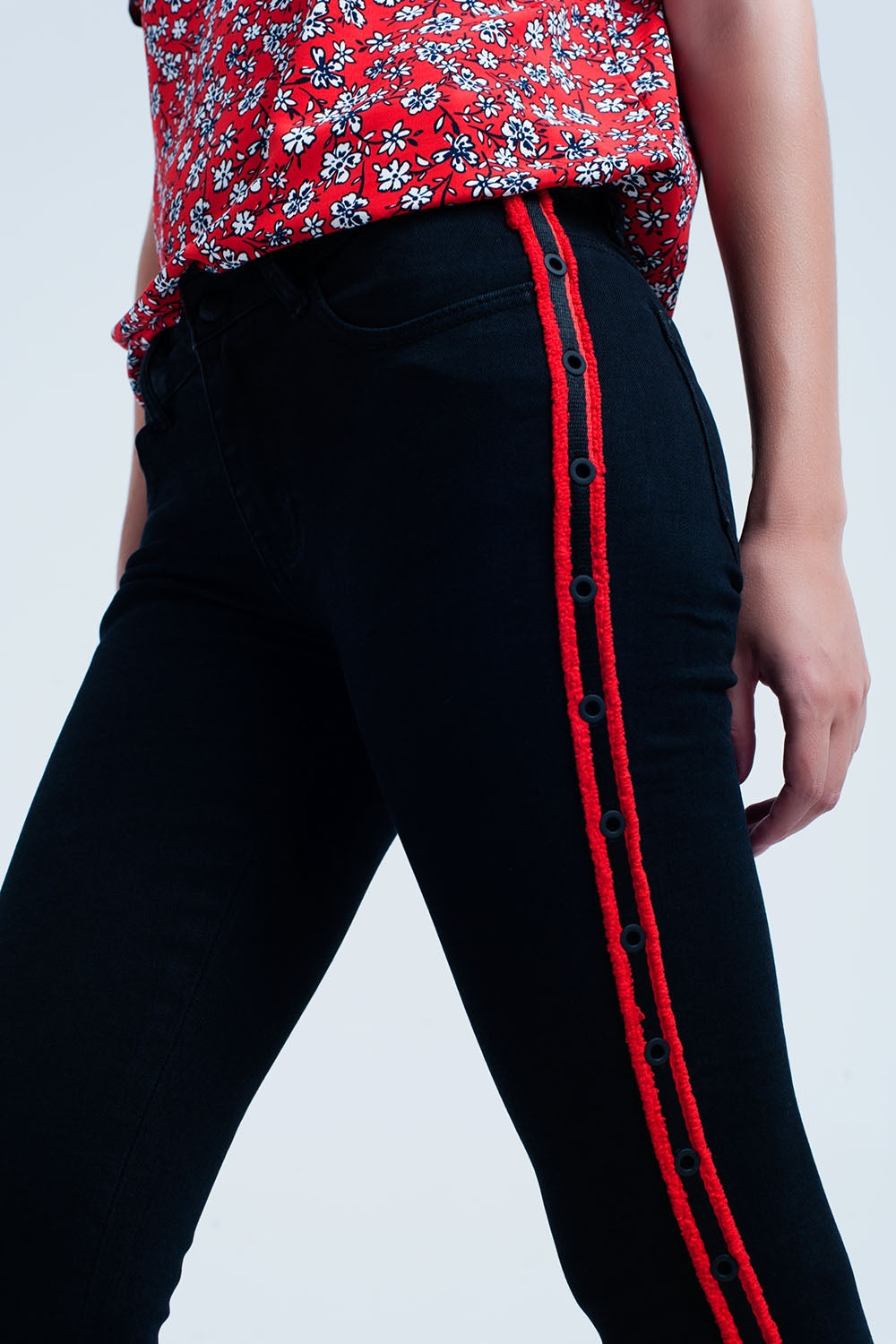 Jeans negro super skinny con ojales laterales Q2