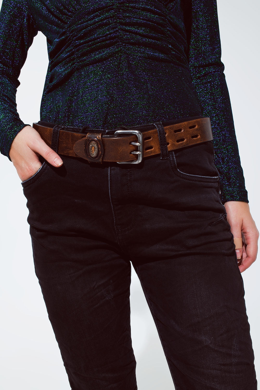 jeans negros con cintura elástica y cordón Q2