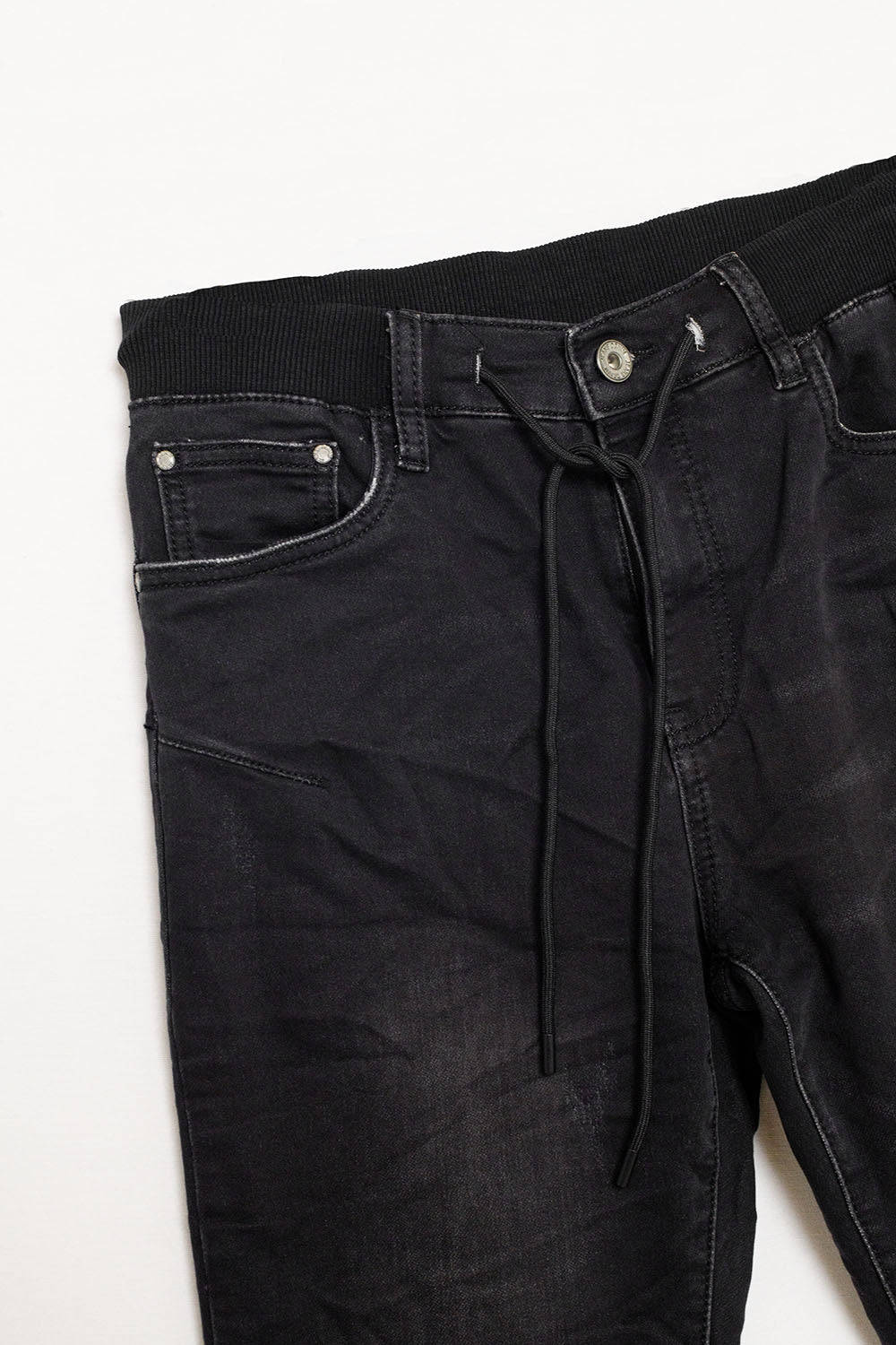 jeans negros con cintura elástica y cordón Q2