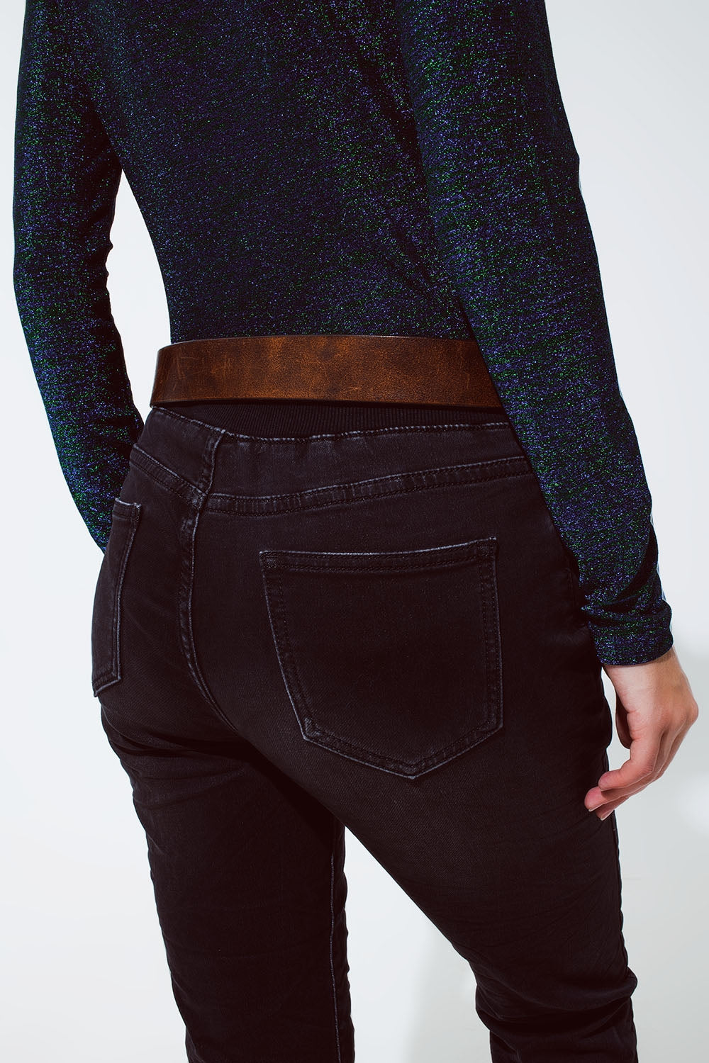 jeans negros con cintura elástica y cordón Q2