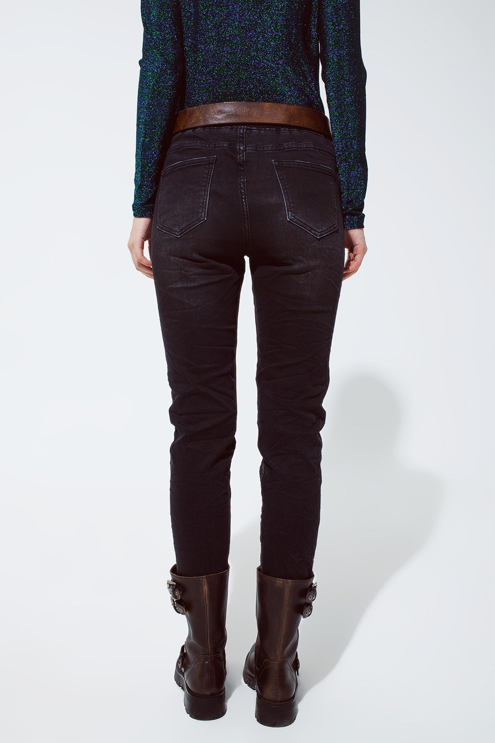 jeans negros con cintura elástica y cordón Q2