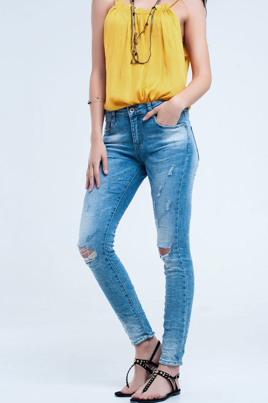 Q2 Jeans pitillo en lavado medio con rotos en las rodillas