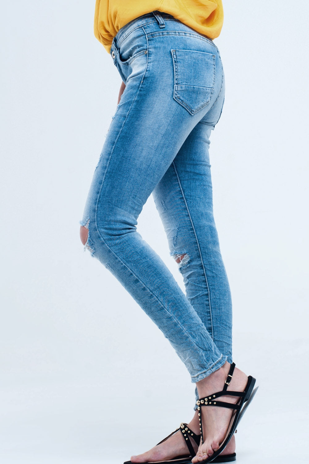 Jeans pitillo en lavado medio con rotos en las rodillas Q2