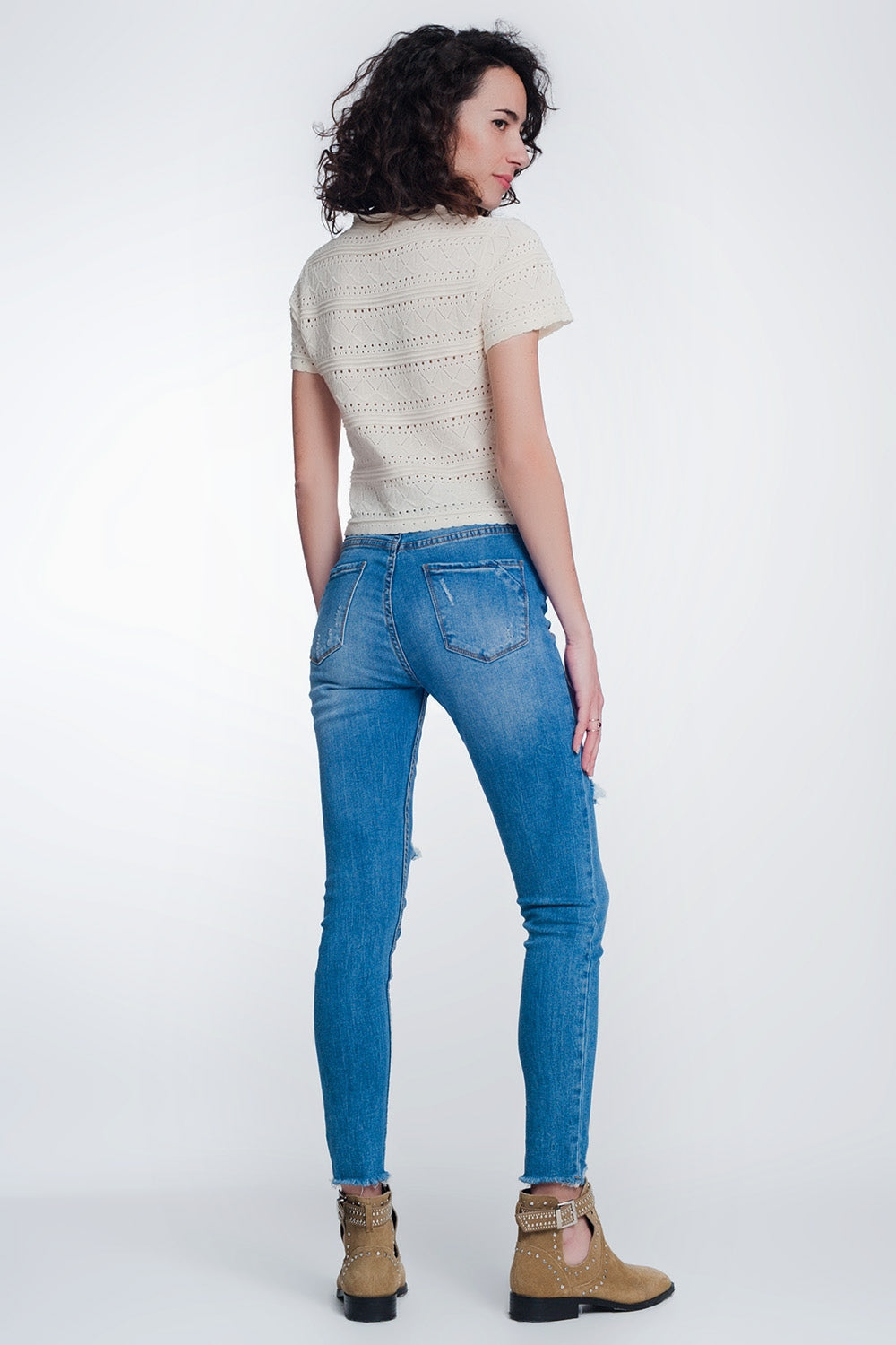 Jeans super ajustados con rotos en la rodilla y el bajo Q2