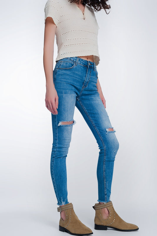 Q2 Jeans super ajustados con rotos en la rodilla y el bajo