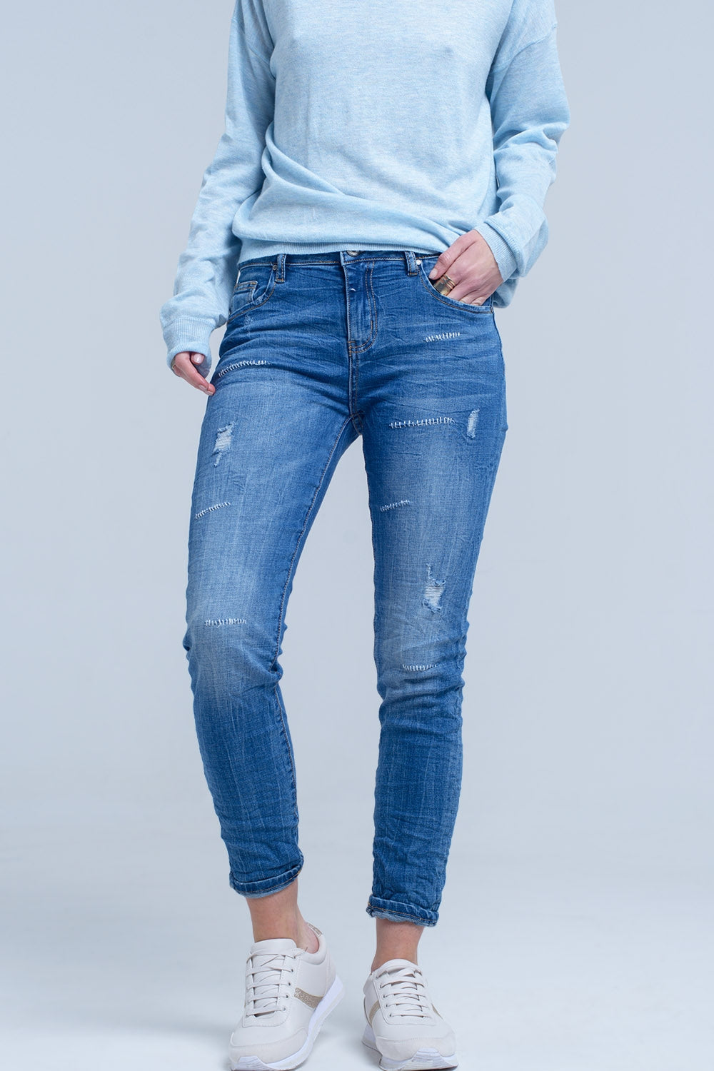 Jeans tobilleros con rasgadura y remiendos Q2