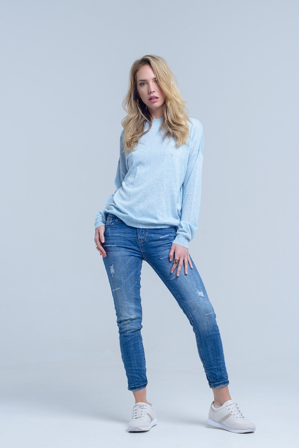 Jeans tobilleros con rasgadura y remiendos Q2
