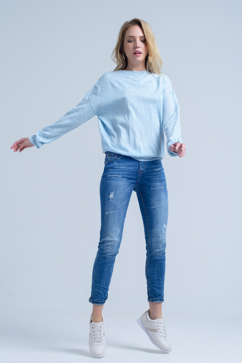Jeans tobilleros con rasgadura y remiendos Q2