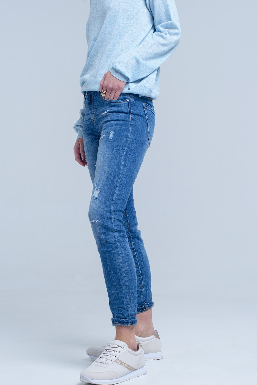 Jeans tobilleros con rasgadura y remiendos Q2