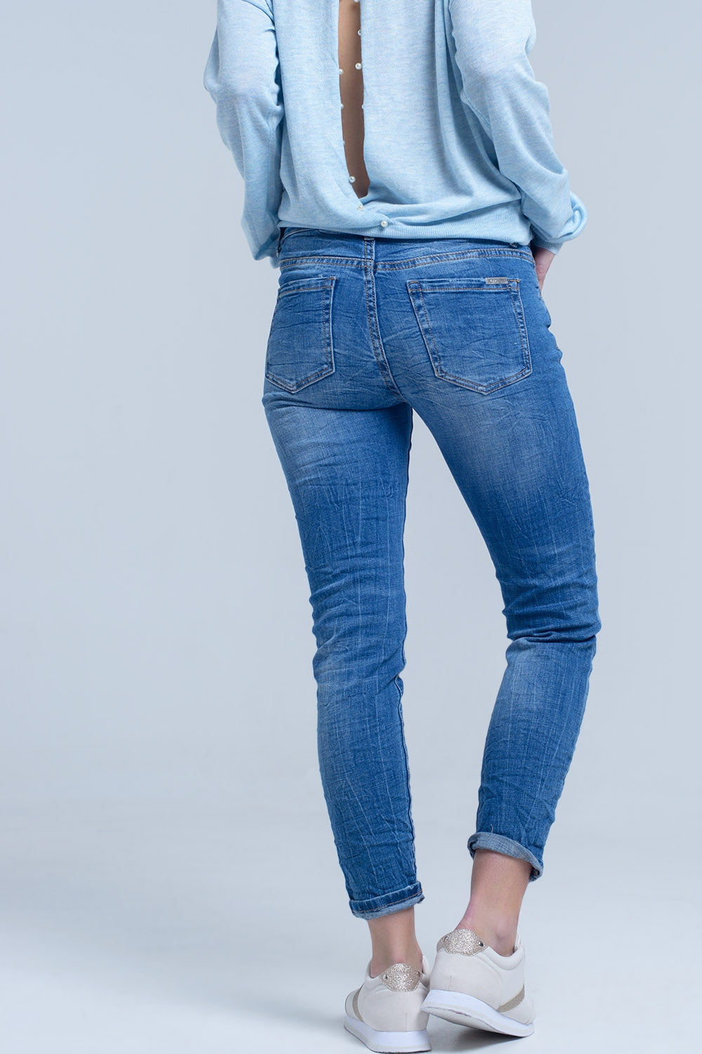 Jeans tobilleros con rasgadura y remiendos Q2