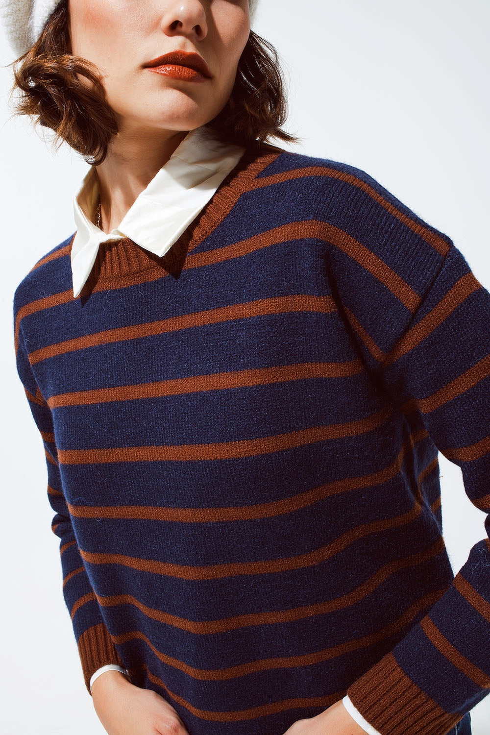 Jersey a rayas con cuello redondo en azul marino y naranja óxido Q2