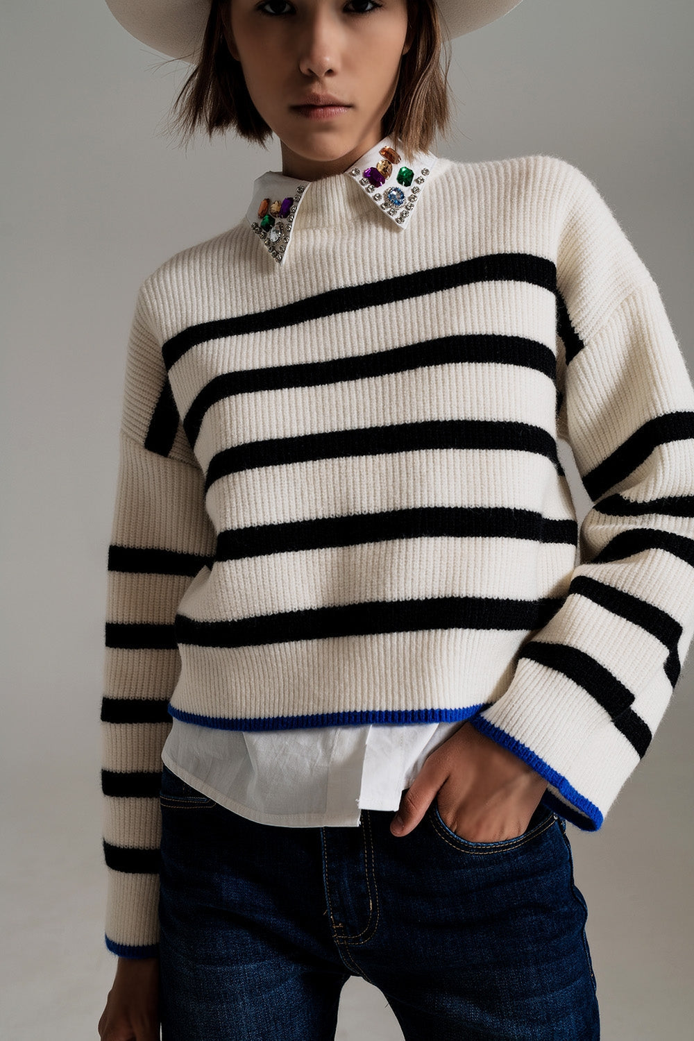 jersey a rayas negras con detalle de raya azul en la parte inferior Q2