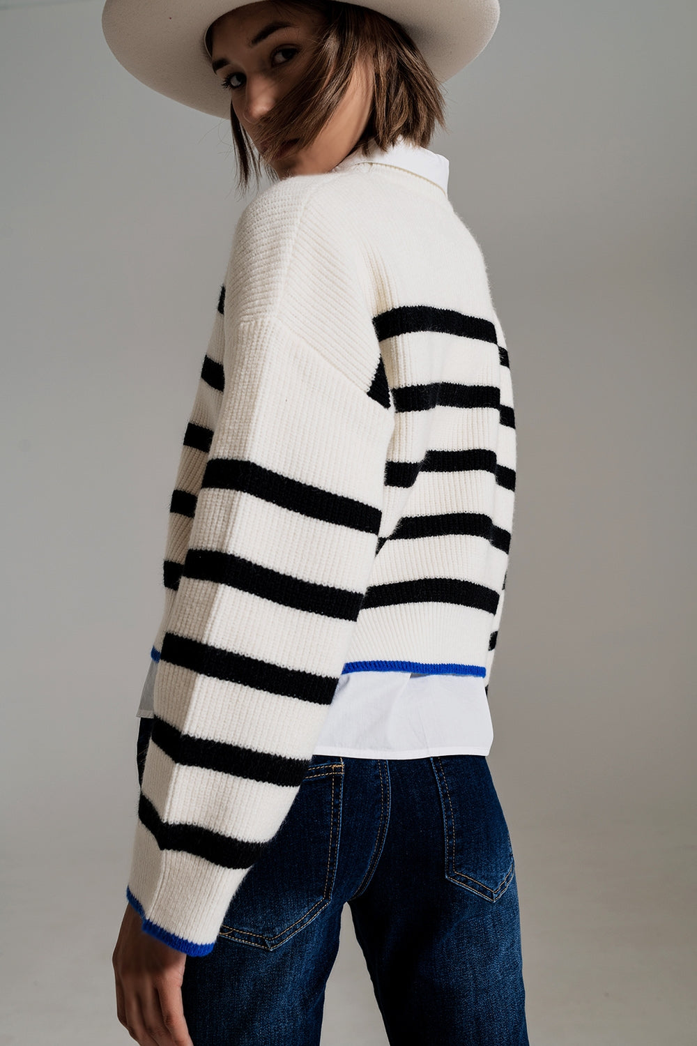 jersey a rayas negras con detalle de raya azul en la parte inferior Q2