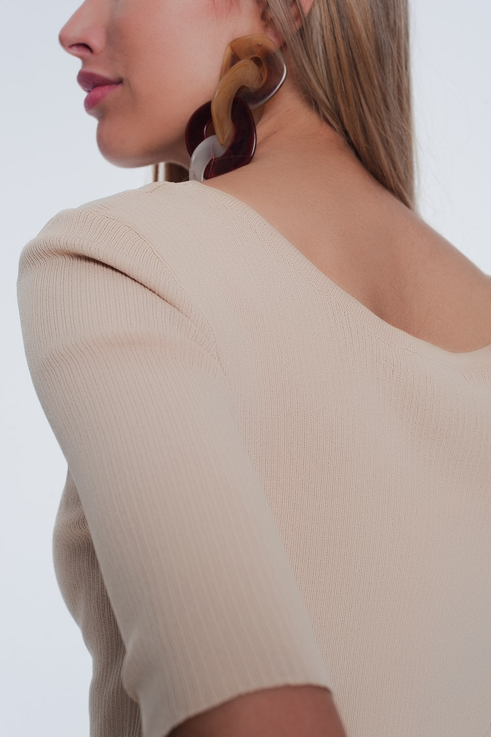 Jersey ajustado de punto de canalé con botones en beige Q2