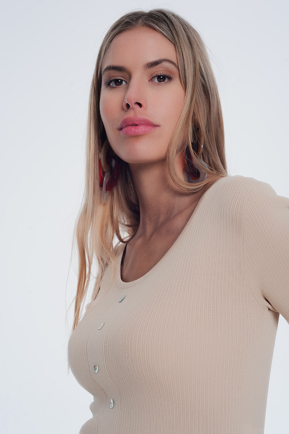 Jersey ajustado de punto de canalé con botones en beige Q2