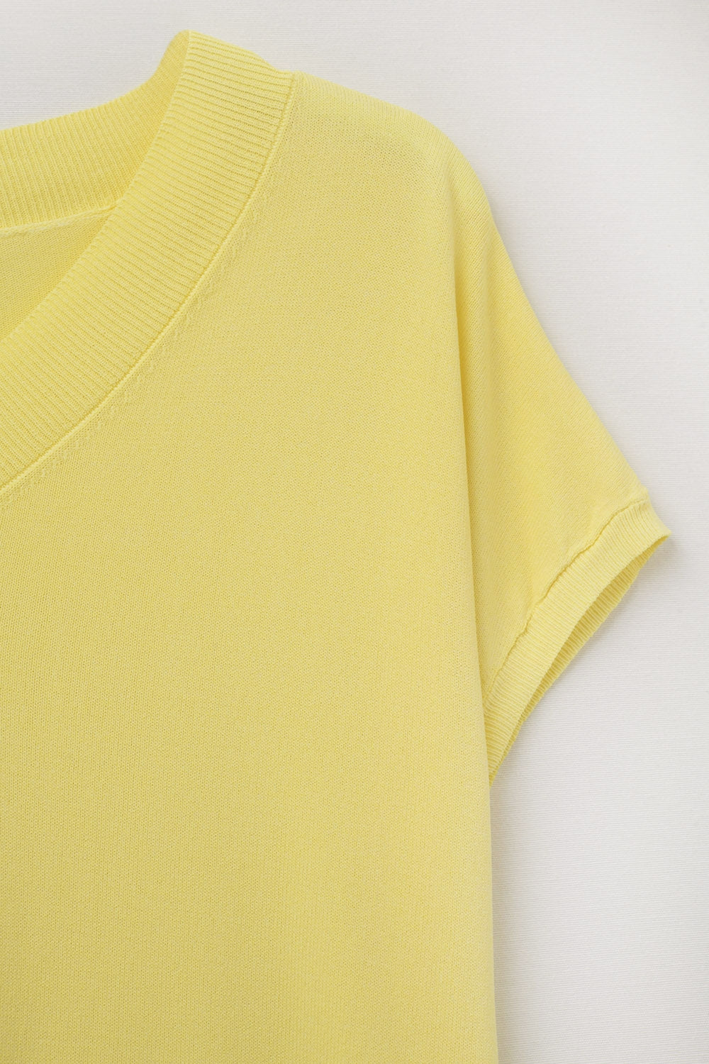 jersey amarillo de punto fino con cuello en V Q2