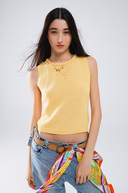 Q2 Jersey amarillo sin mangas con cuello redondo y detalle de trenza en el escote