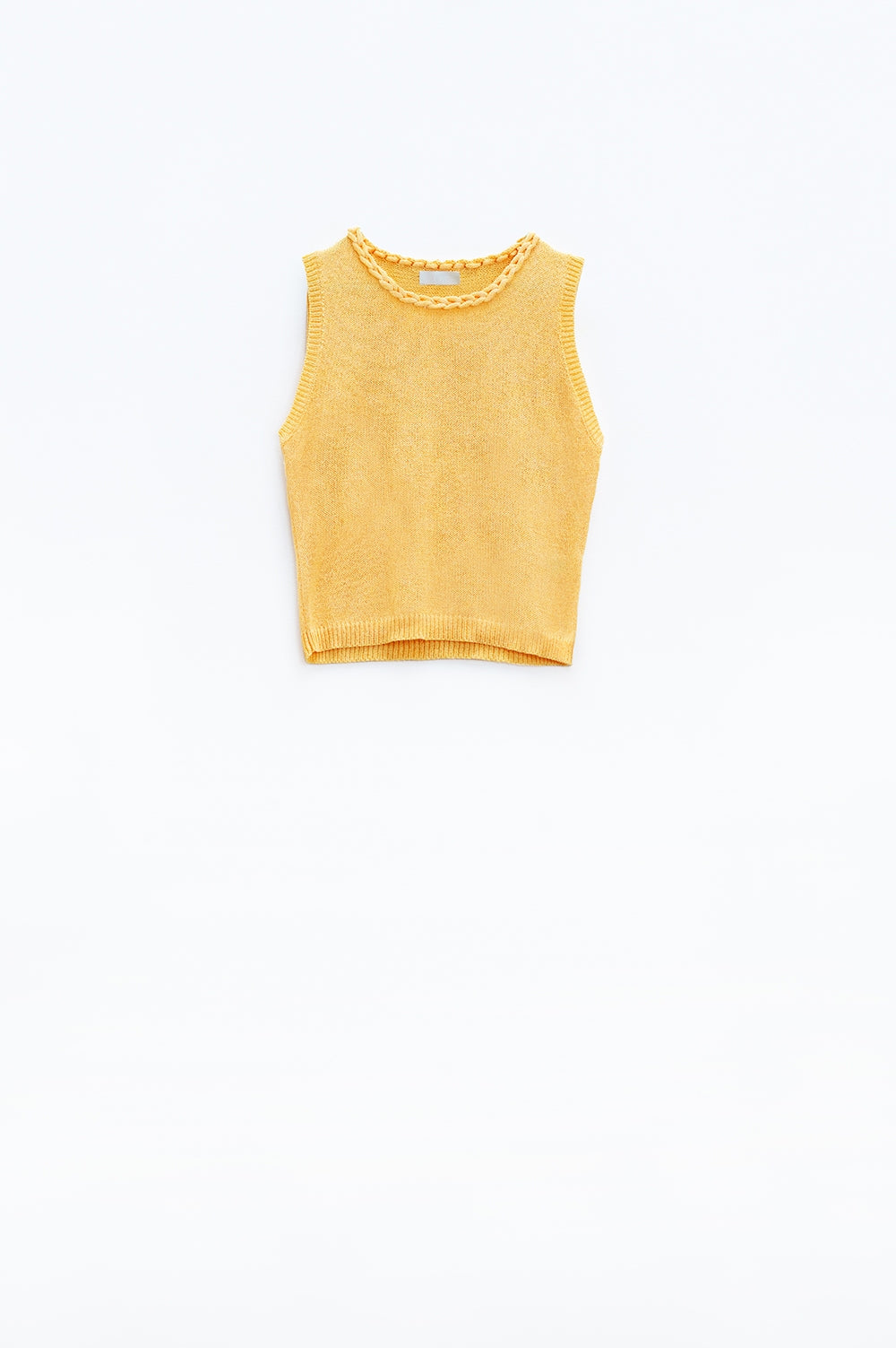 Jersey amarillo sin mangas con cuello redondo y detalle de trenza en el escote Q2