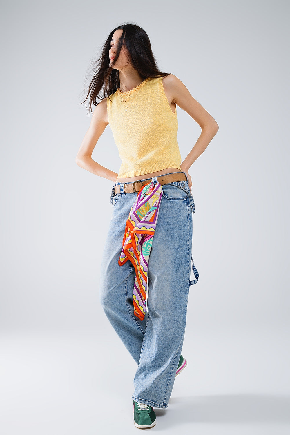 Jersey amarillo sin mangas con cuello redondo y detalle de trenza en el escote Q2