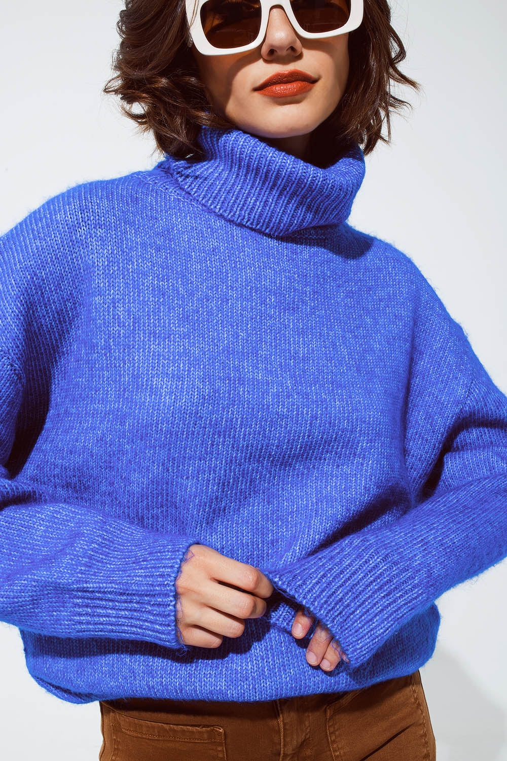 Jersey azul claro esponjoso con cuello alto Q2