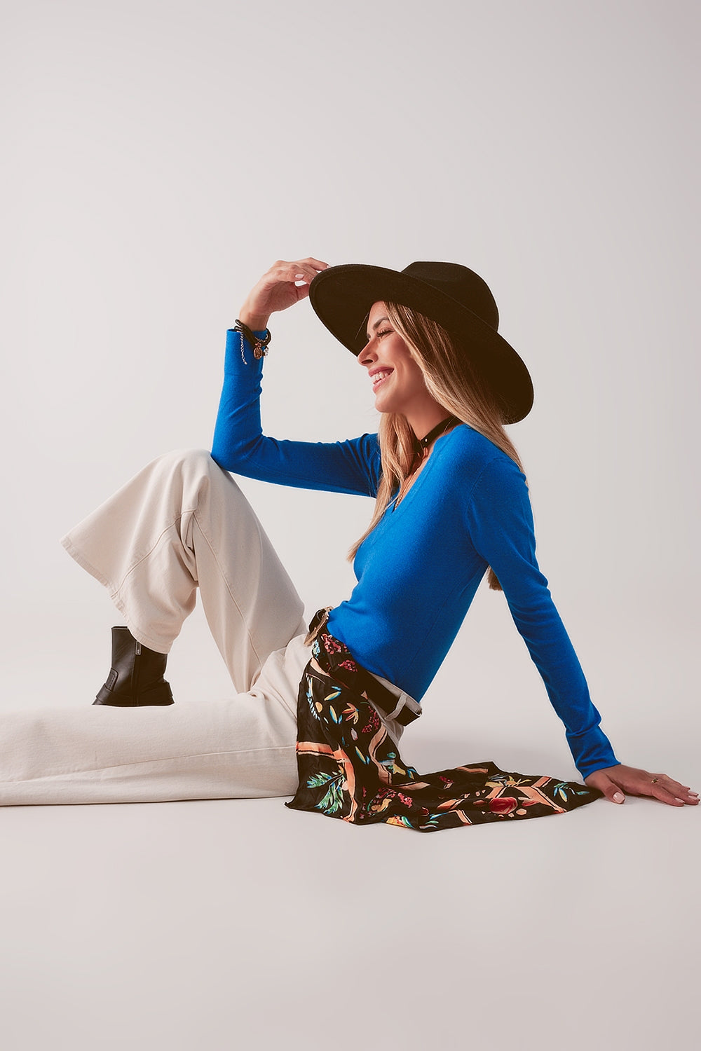 Jersey azul con escote V de punto fino Q2