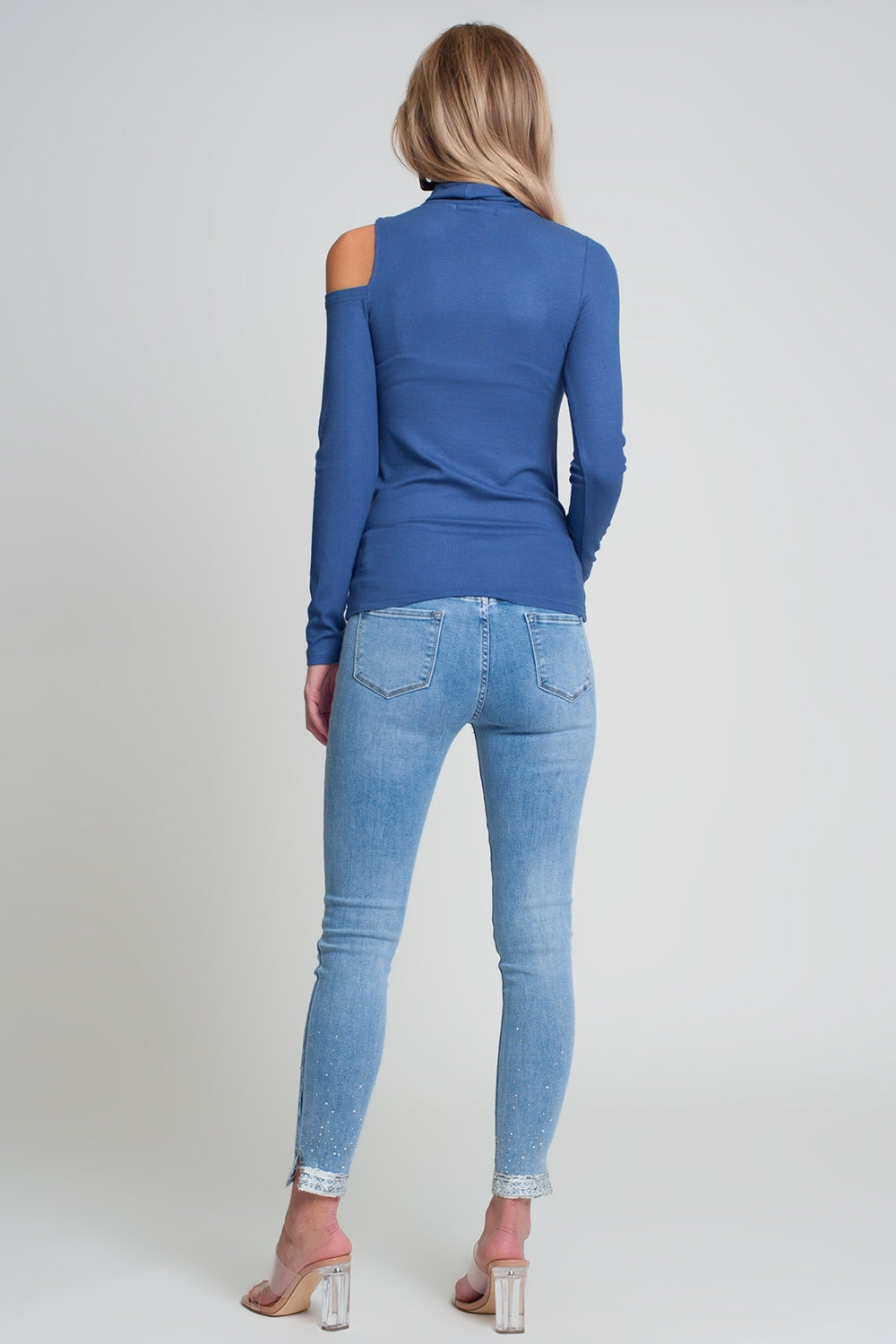 Jersey azul con un hombro abierto y cuello alto Q2