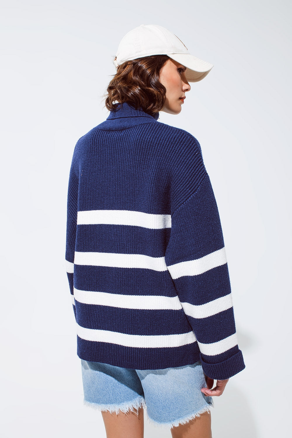 Jersey azul marino con cuello de tortuga y rayas Q2