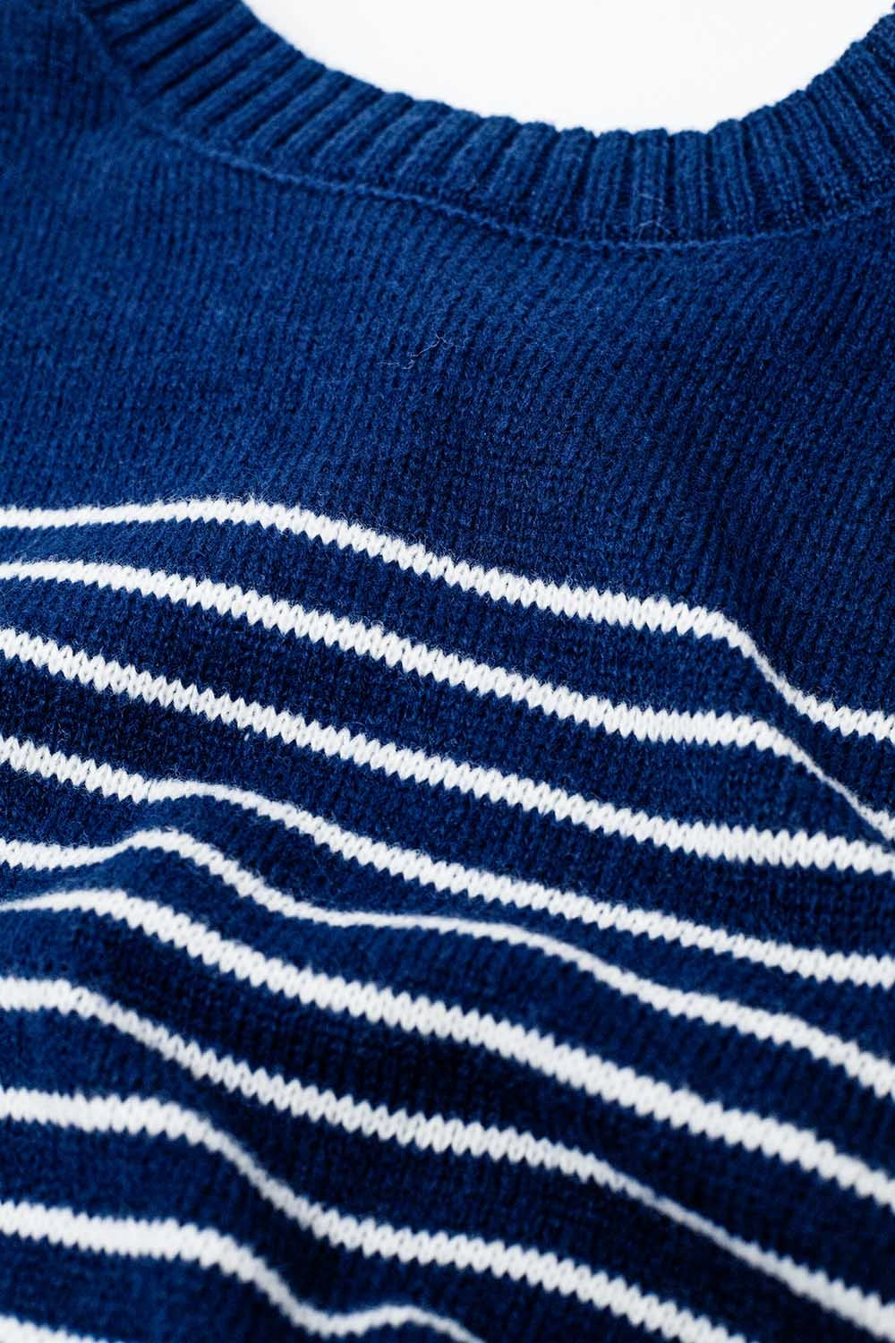 jersey azul marino con rayas blancas y cuello barco Q2