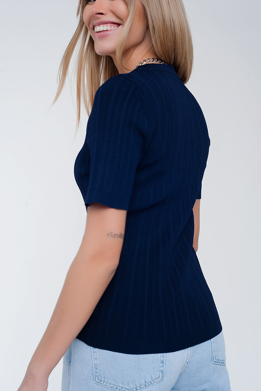 Jersey azul marino de manga corta con cuello ancho Q2