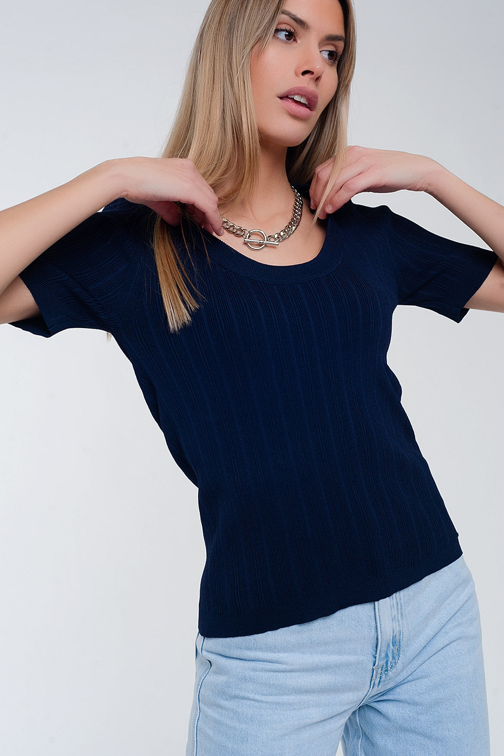 Jersey azul marino de manga corta con cuello ancho Q2