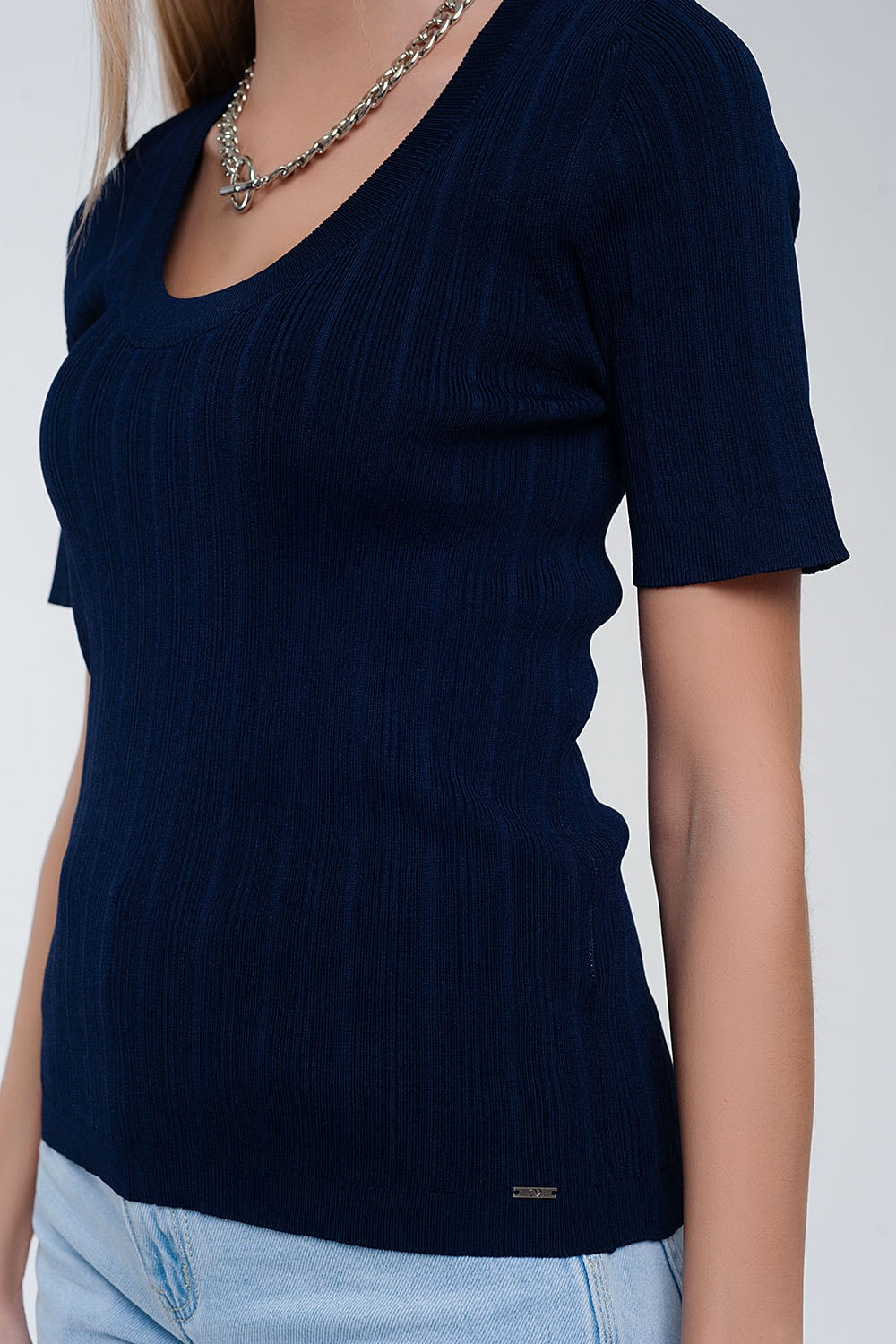 Jersey azul marino de manga corta con cuello ancho Q2
