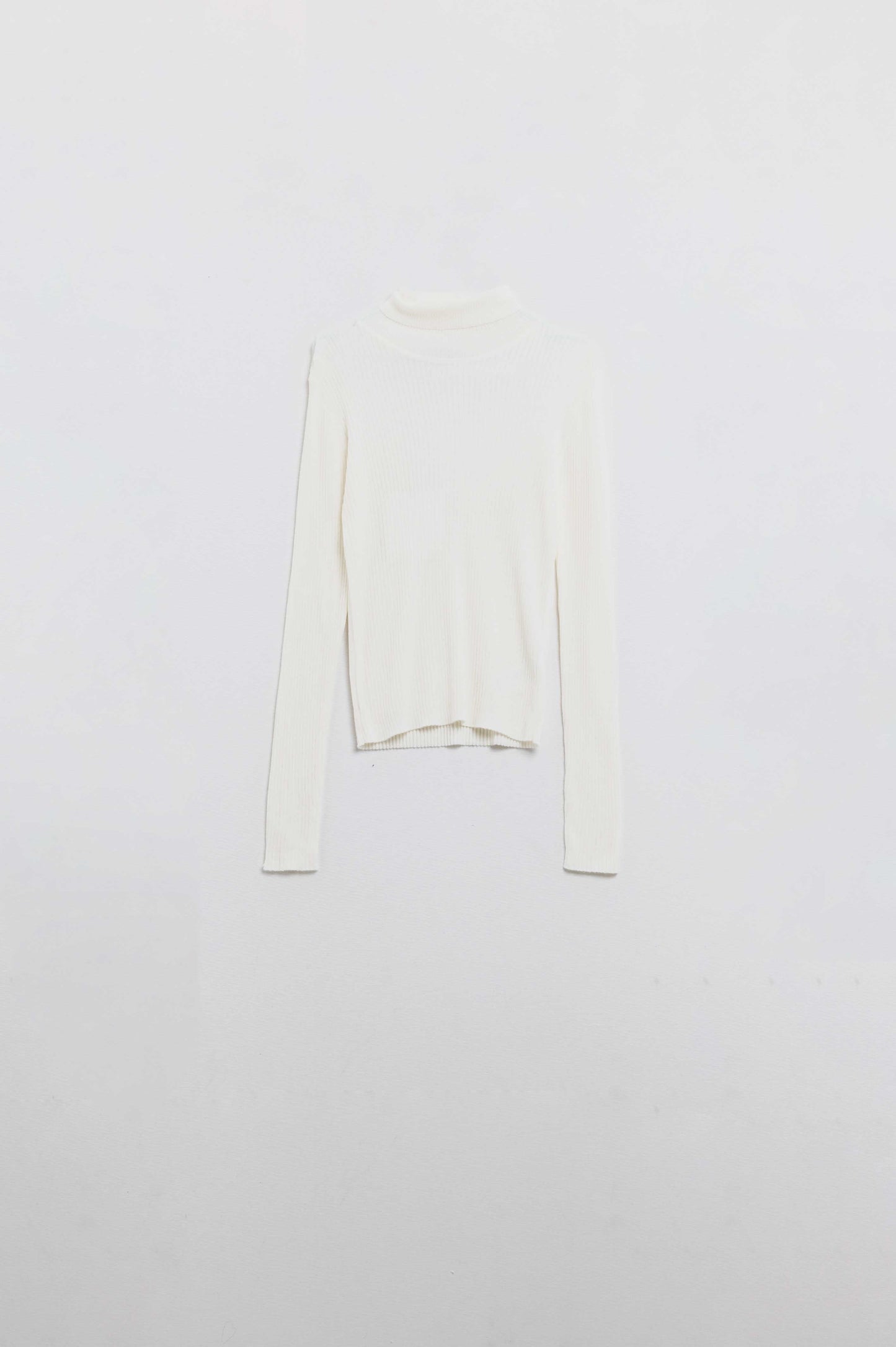 Jersey básico crema de canalé con cuello alto Q2