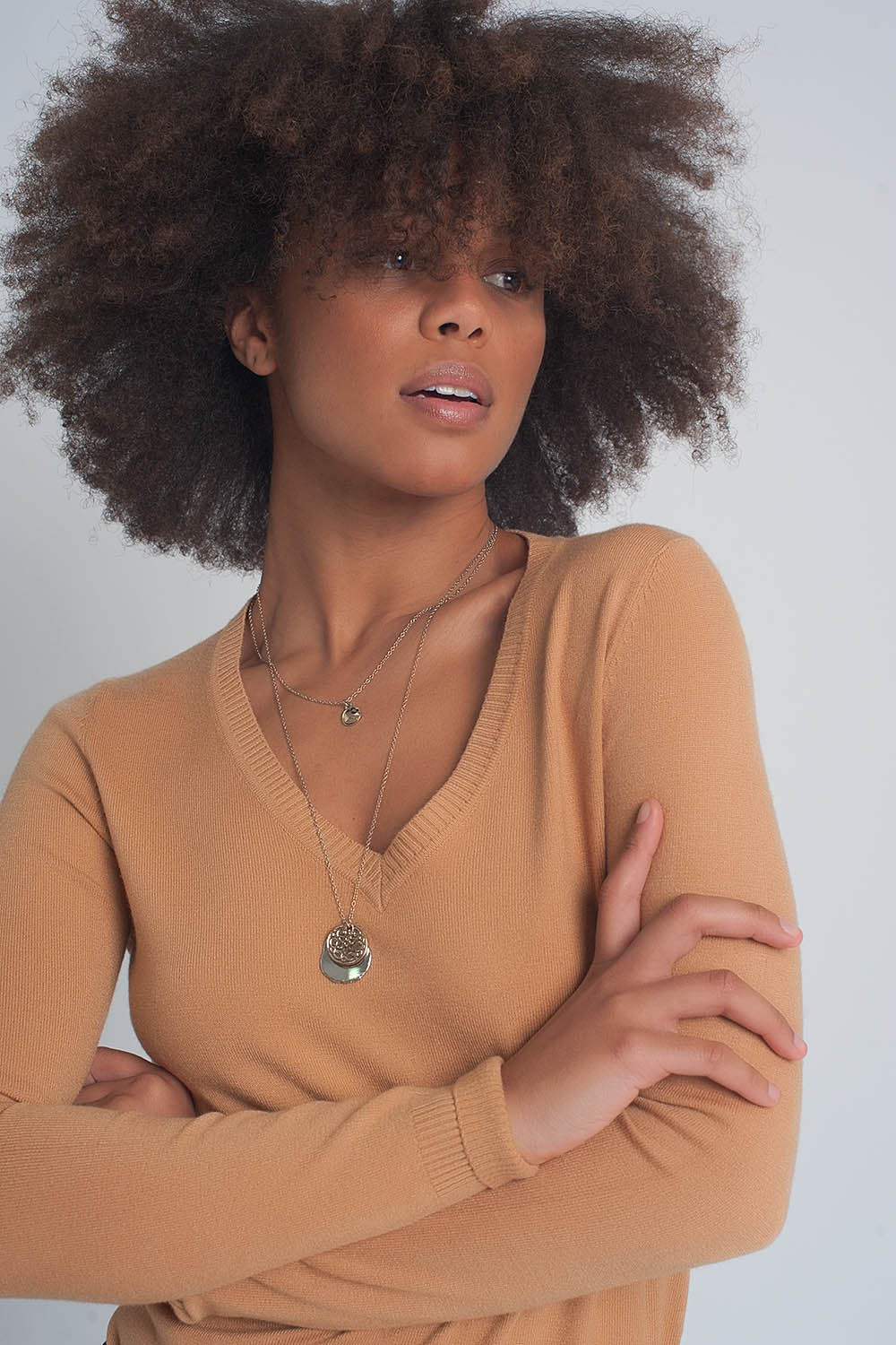 Jersey basico suave con cuello pico en color camel Q2