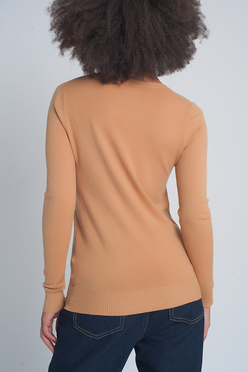 Jersey basico suave con cuello pico en color camel Q2
