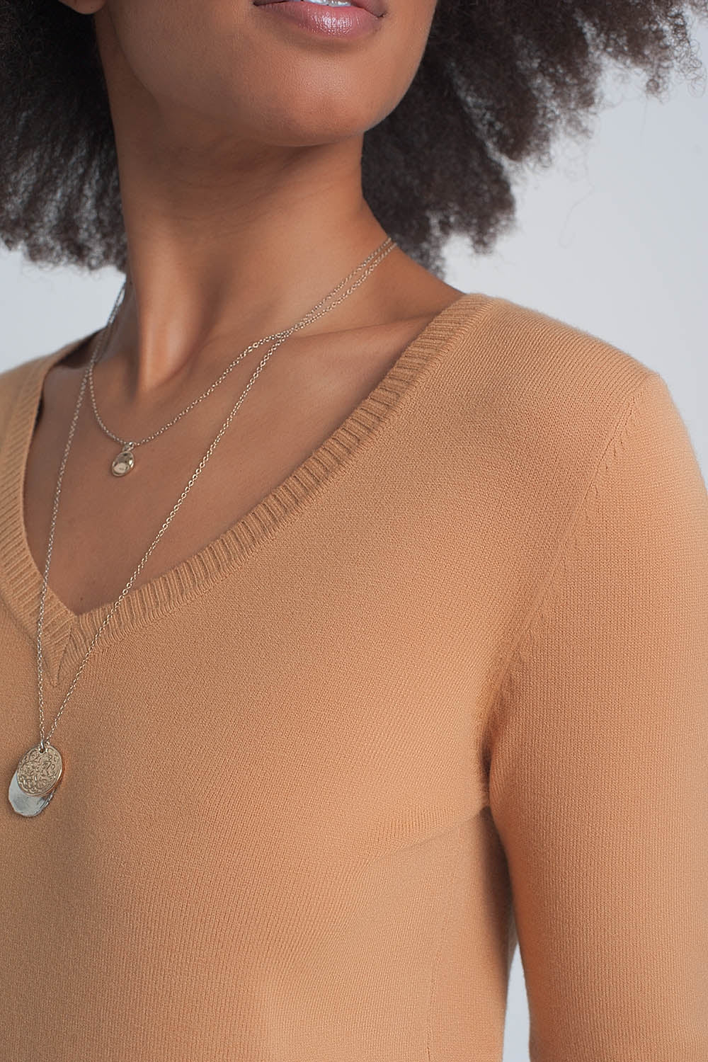 Jersey basico suave con cuello pico en color camel Q2