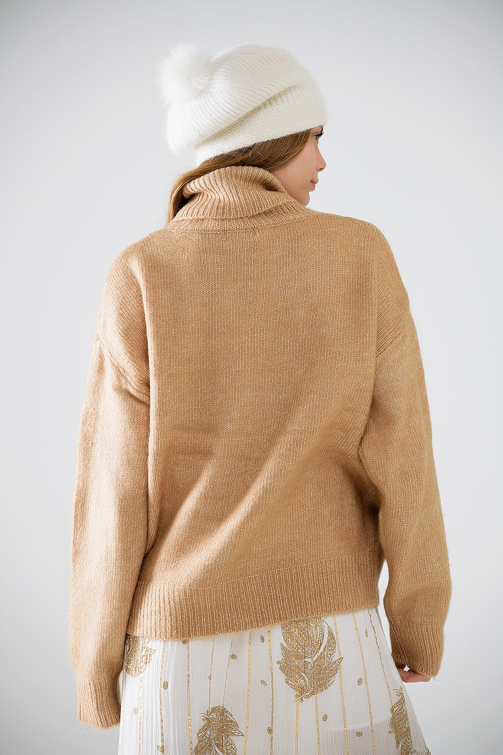 Jersey beige de cuello alto y mangas caídas Q2