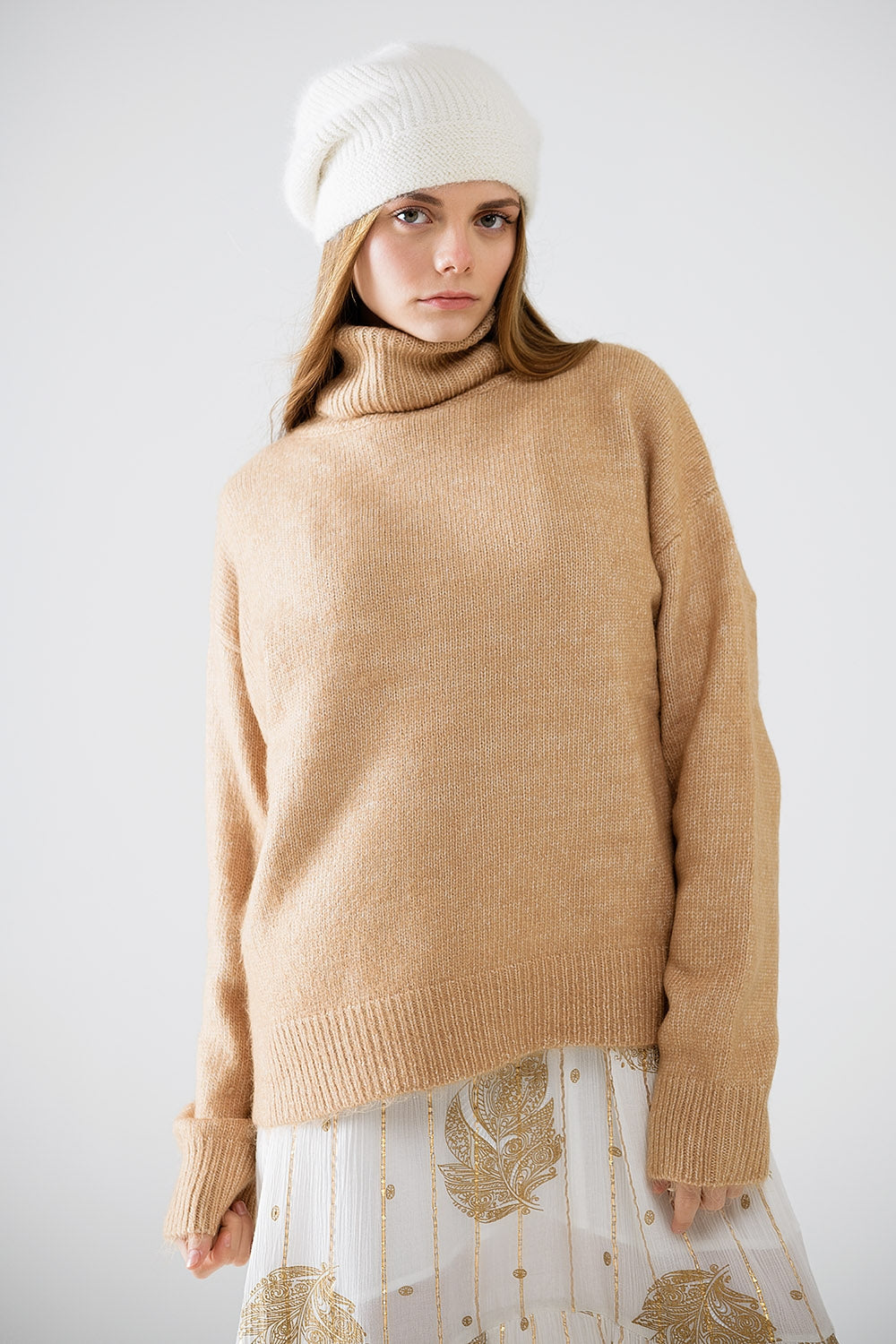 Q2 Jersey beige de cuello alto y mangas caídas