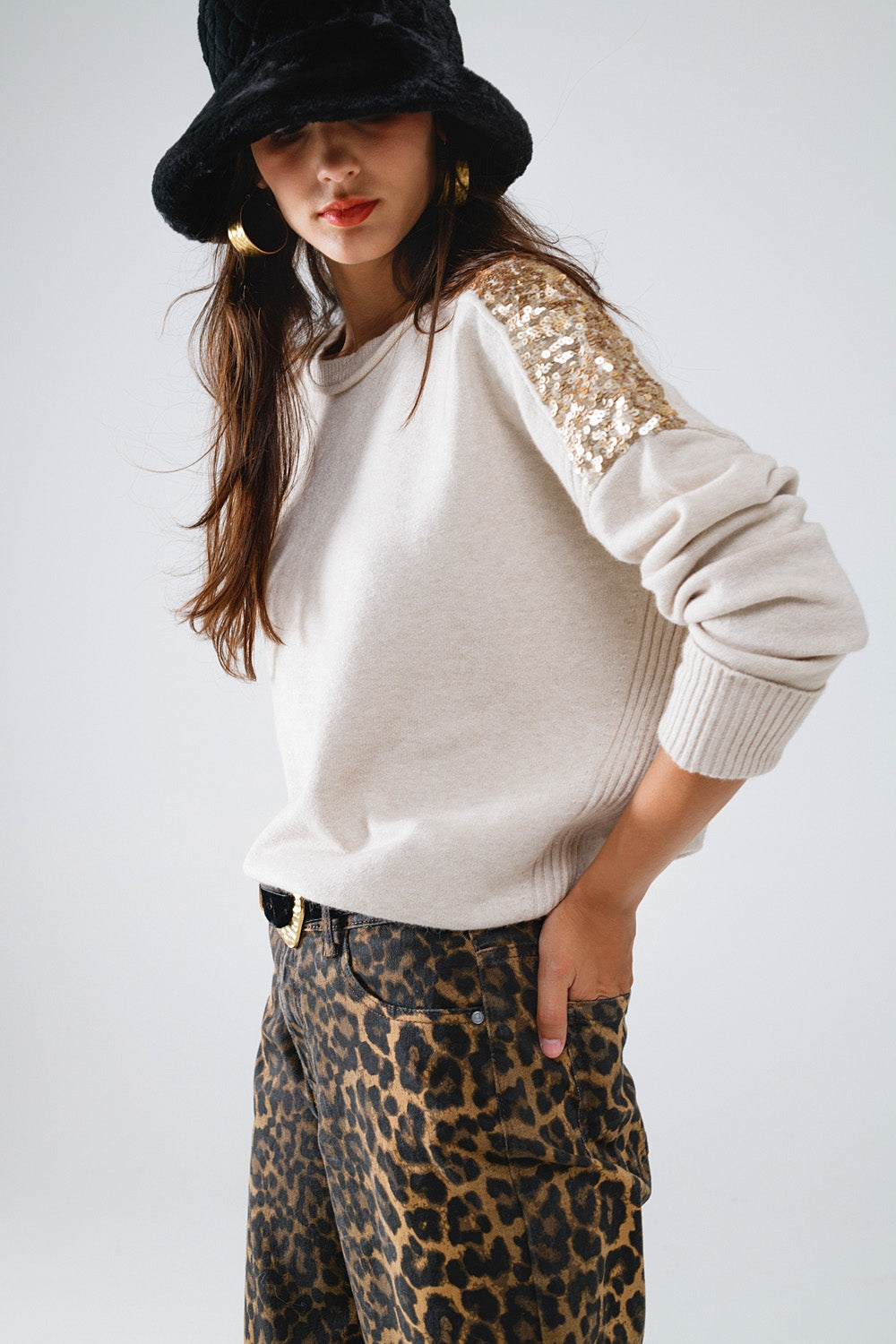Jersey beige de manga larga con lentejuelas en los hombros Q2