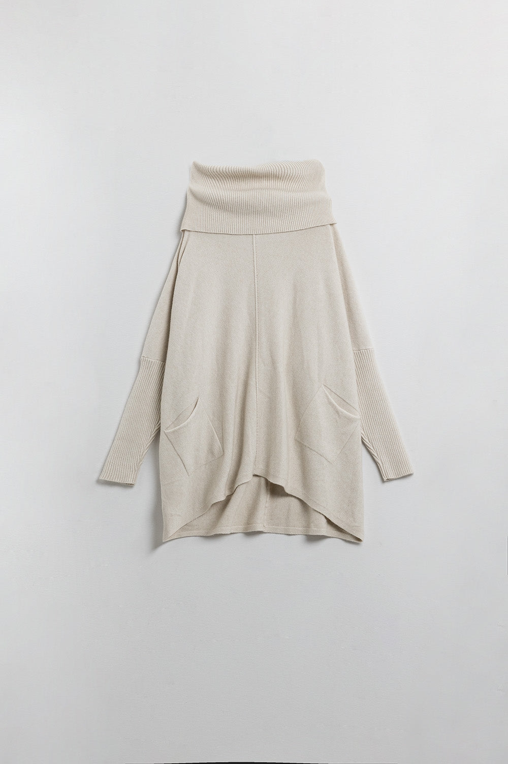 Jersey beige oversize con bolsillos delanteros Q2