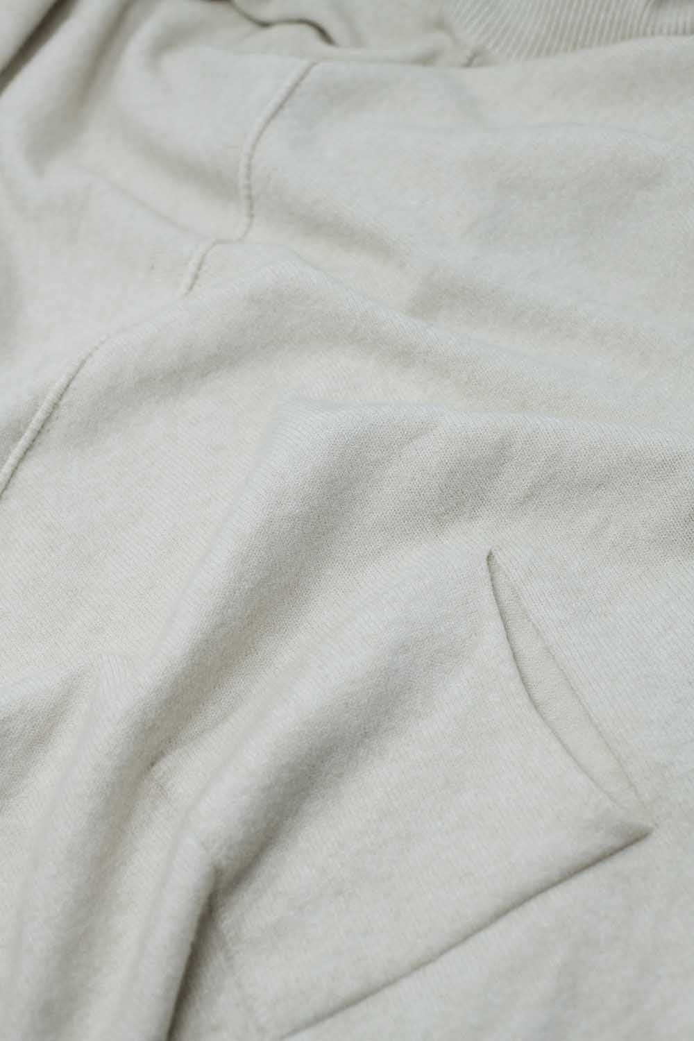 Jersey beige oversize con bolsillos delanteros Q2