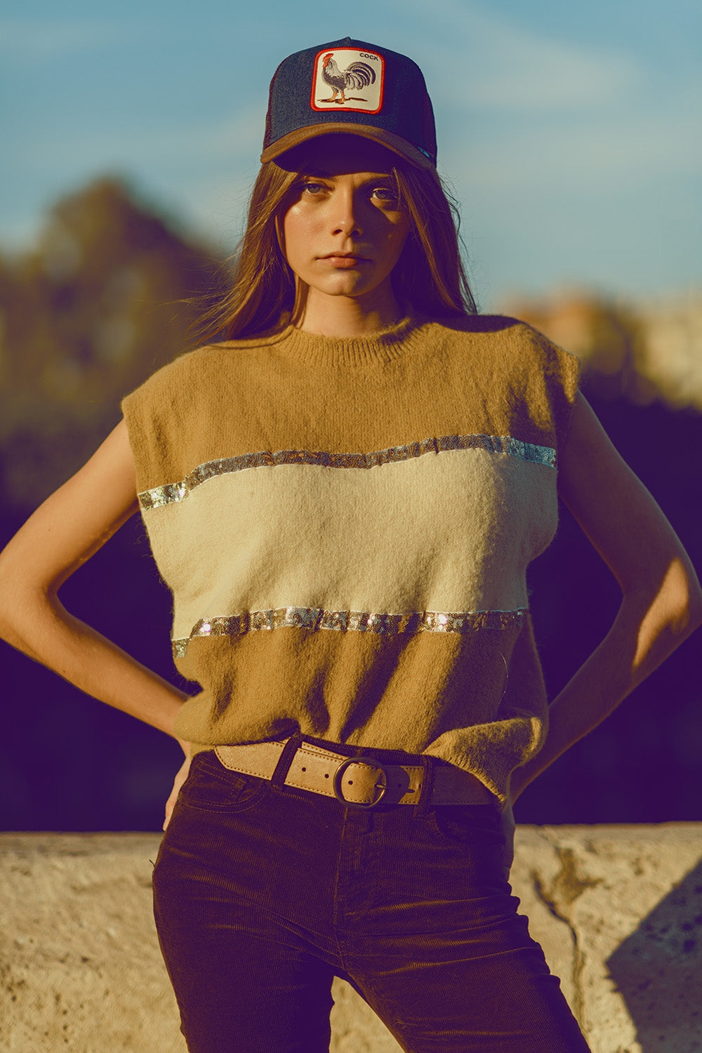 Jersey beige sin mangas con detalle de lentejuelas Q2