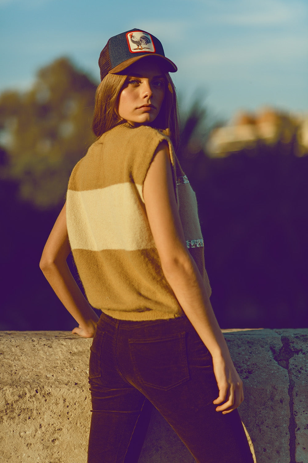 Jersey beige sin mangas con detalle de lentejuelas Q2