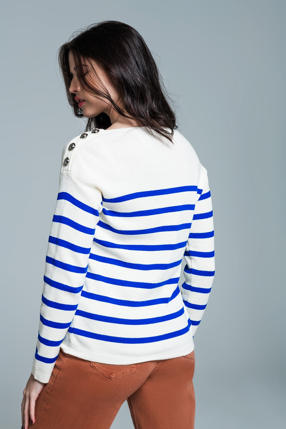 Jersey blanco con botones en los hombros y rayas azules Q2