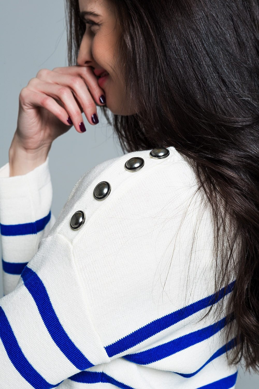Jersey blanco con botones en los hombros y rayas azules Q2