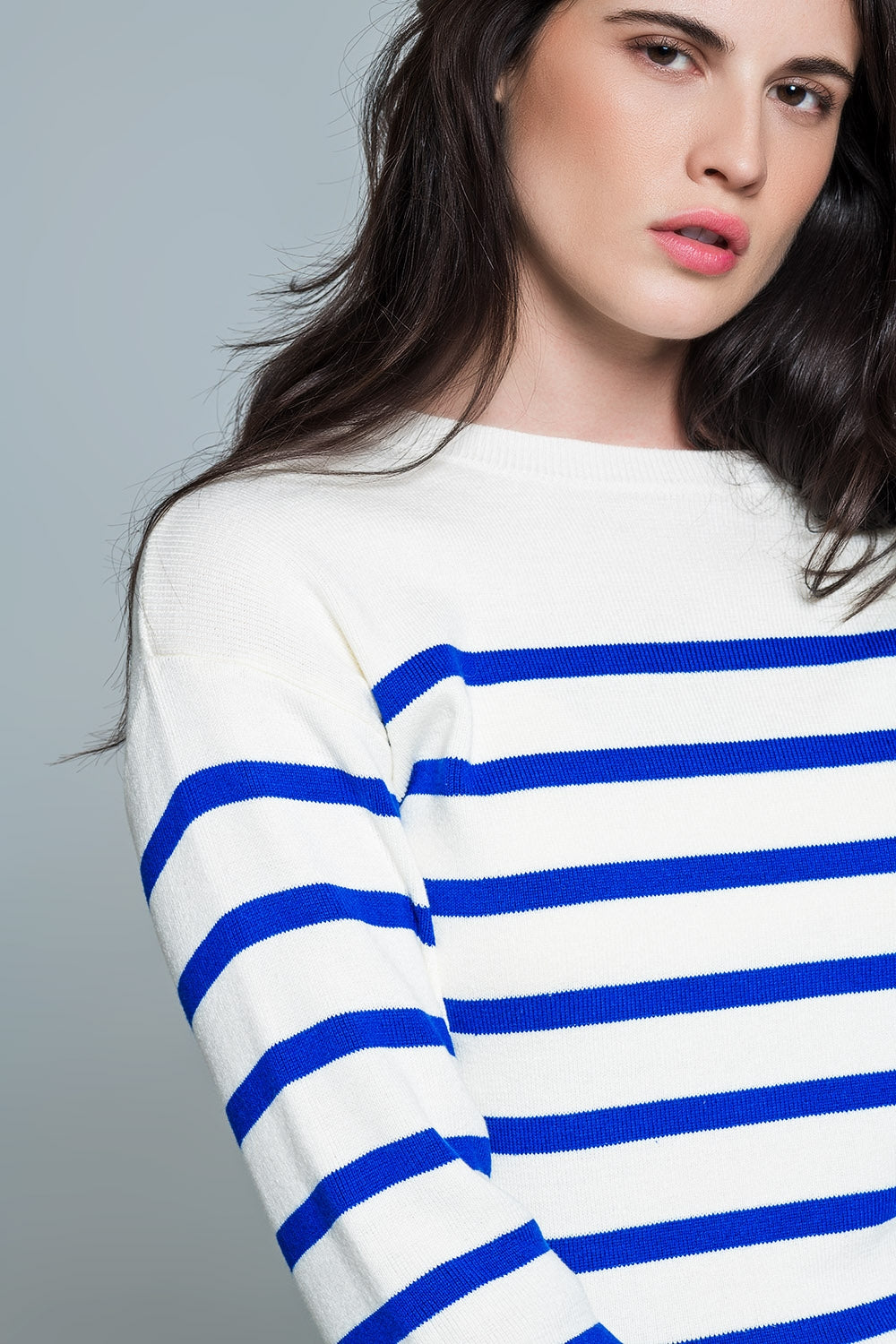 Jersey blanco con botones en los hombros y rayas azules Q2