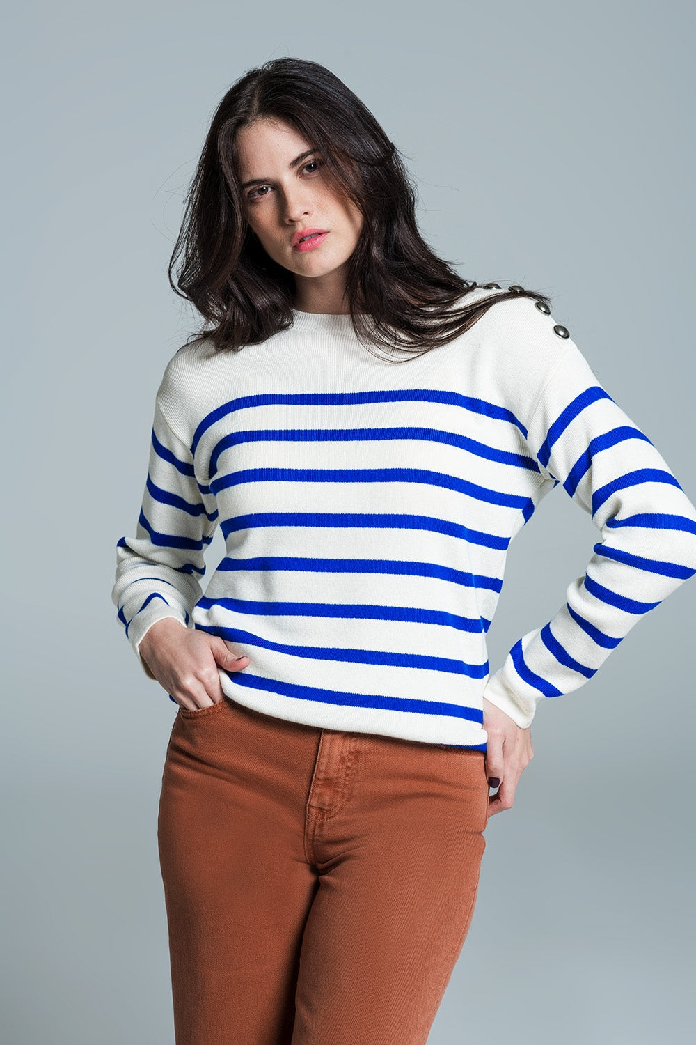 Jersey blanco con botones en los hombros y rayas azules Q2