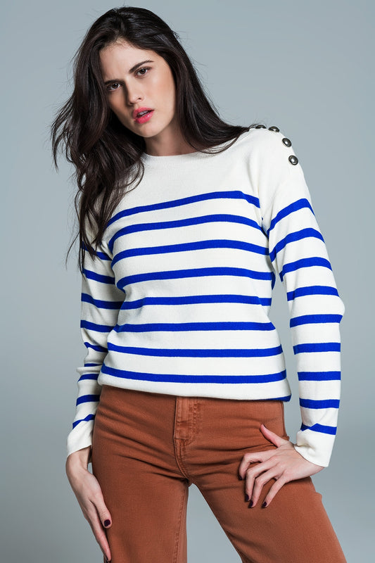 Q2 Jersey blanco con botones en los hombros y rayas azules