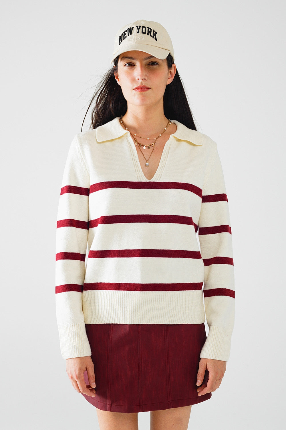 Q2 jersey blanco con rayas rojo oscuro y amplio cuello de pico
