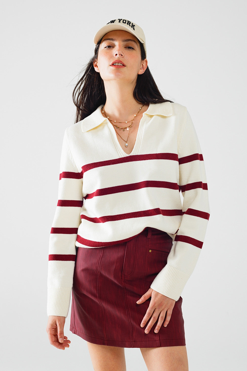 jersey blanco con rayas rojo oscuro y amplio cuello de pico Q2