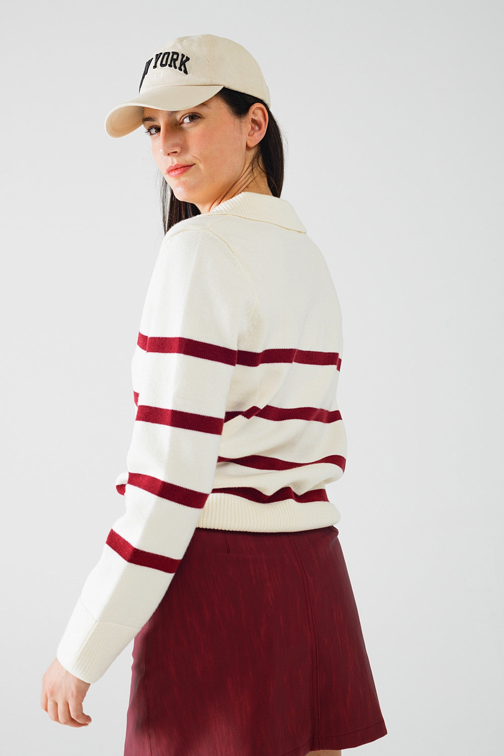 jersey blanco con rayas rojo oscuro y amplio cuello de pico Q2